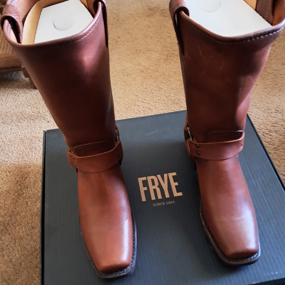 NIB Frye Women's Cognac 12R Harness Leather Boots - Picture 2 of 6